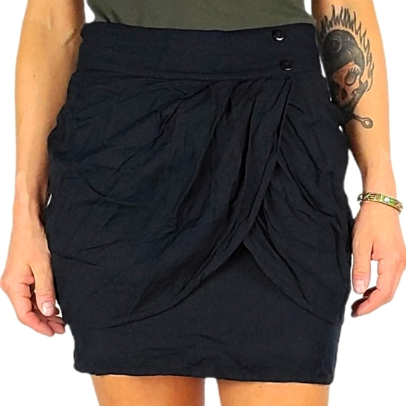 Kimchi Blue Tulip Skirt Size 4 Black Back Zip - Picture 1 of 4